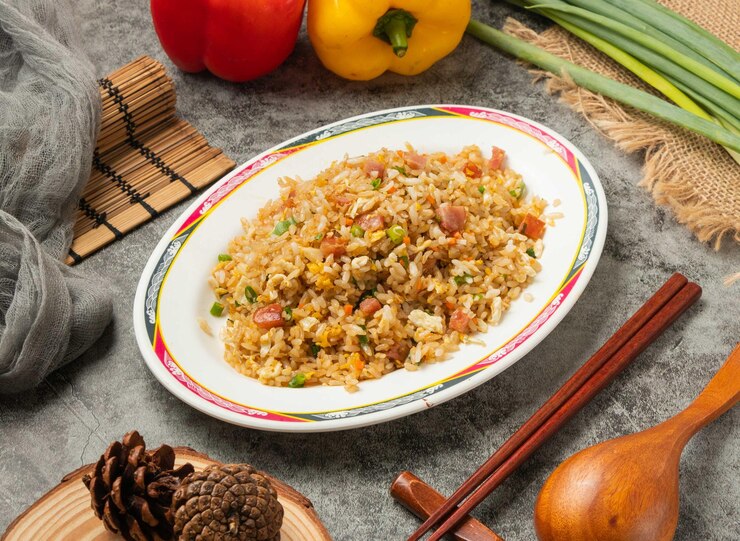 中華料理の皿分離テーブル トップ ビューで提供される箸でソーセージと卵のチャーハン