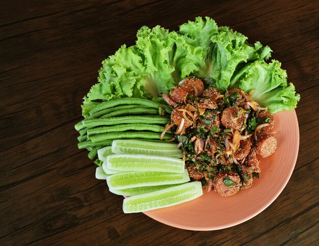 Foto insalata di salsicce con salsiccia di maiale fermentato fritto cibo locale del nord-est della thailandia