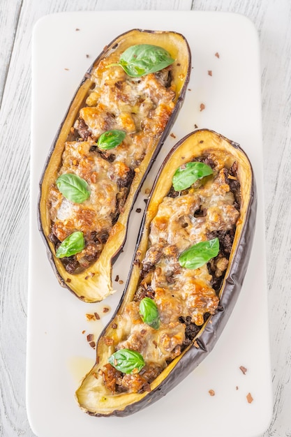 Foto barchette di melanzane ripiene di salsiccia con formaggio fuso