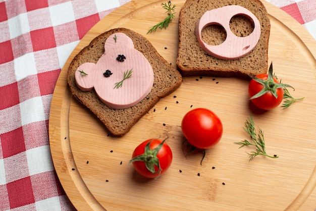 Sausage with black bread and tomate for lunch