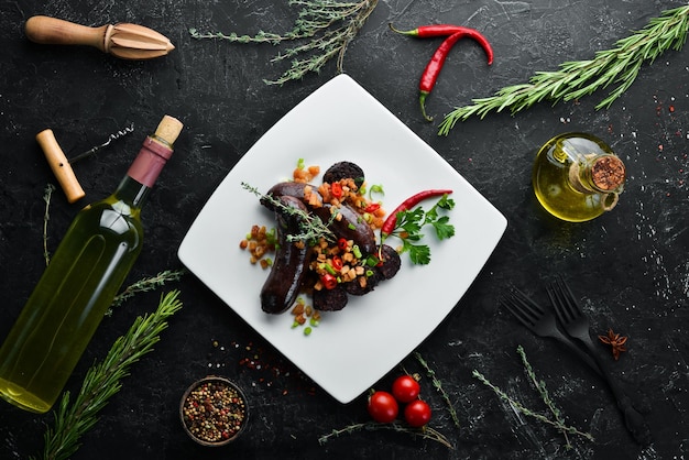 Salsiccia con grano saraceno e sangue piatti del ristorante vista dall'alto spazio per la copia gratuito