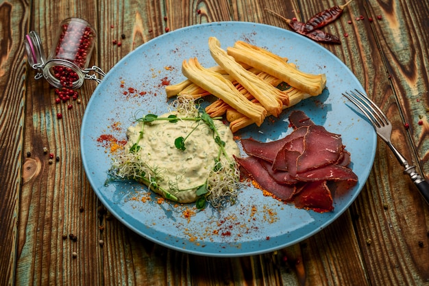 Sausageraw gerookte vlees dump schokkerige pepperoni worst, gezond en smakelijk eten.