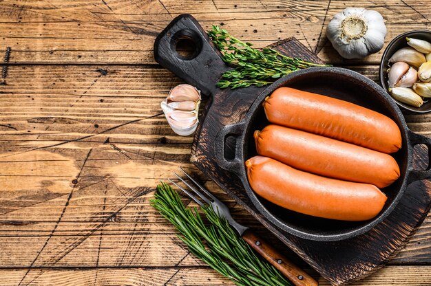 Salsicce bratwurst di carne di maiale in padella.