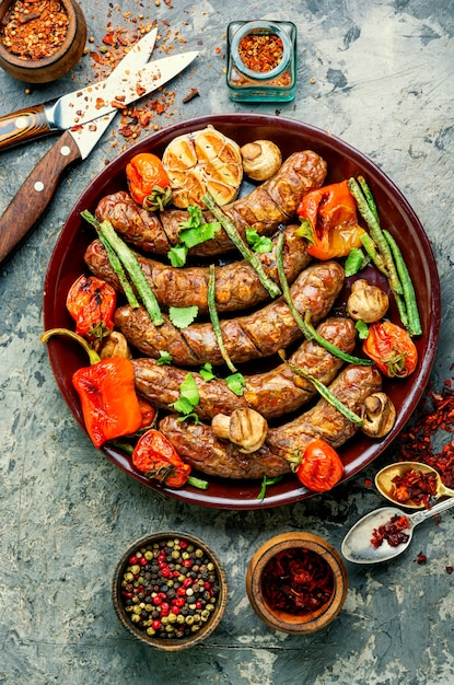 Photo sausages fried with vegetable