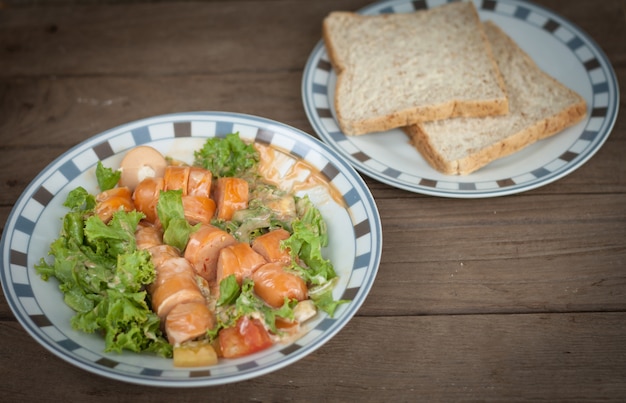 Sausages with lettuce and bread