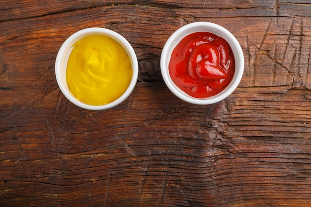 Sausboten met kaassaus en ketchup op een houten tafel. Bewaar een plaats. Horizontale foto