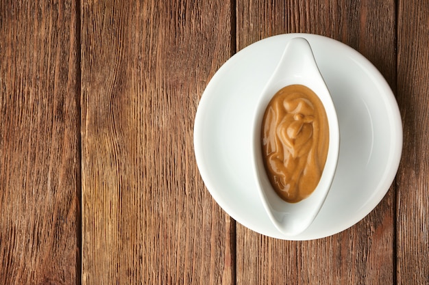 Sauskom met kalkoenjus op houten tafel