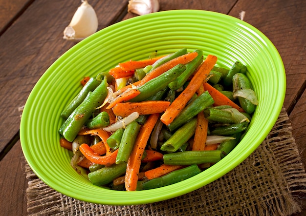 Sauteed green beans with carrots, onion and garlic