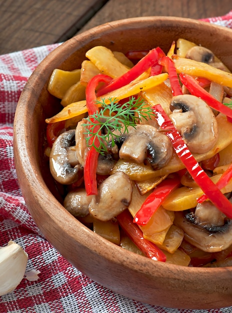 Photo sauteed mushrooms with pumpkin and sweet pepper