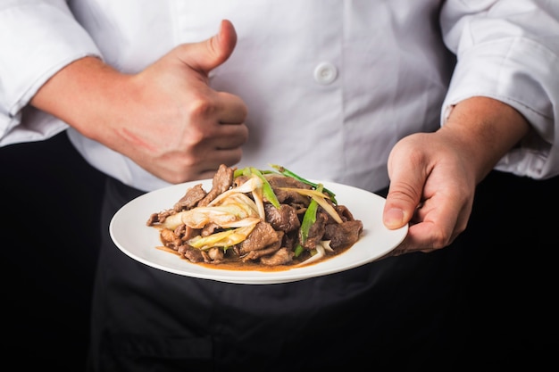 Foto tagliata di agnello saltata con scalogno