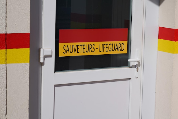 Sauveteurs Franse tekst betekent badmeester op de ingangshut op het strand