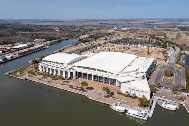 Foto savannah georgia 23 februari 2022 luchtfoto van het savannah convention center langs de blauwe wateren van de savannah river