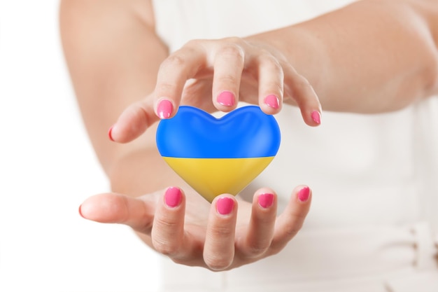 흰색 배경 3d 렌더링에 우크라이나 국기와 함께 마음을 보호하는 우크라이나 개념 두 여자 손을 저장