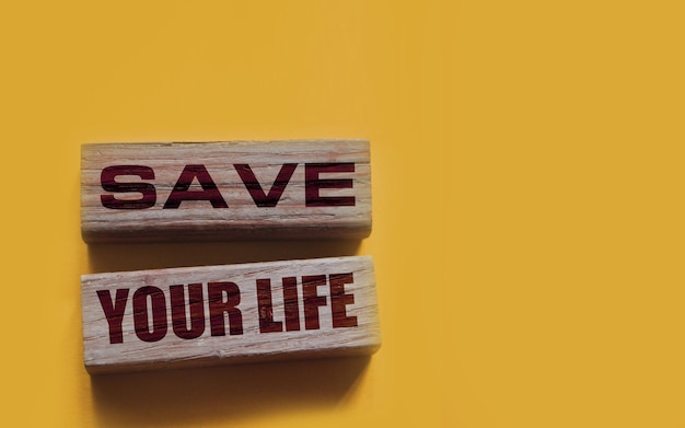 Спасите свою жизнь словами, написанными на деревянном блоке Концепция образа жизни сверху