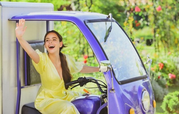 エコロジーコンセプトの保存電気自動車電気自動車の女性