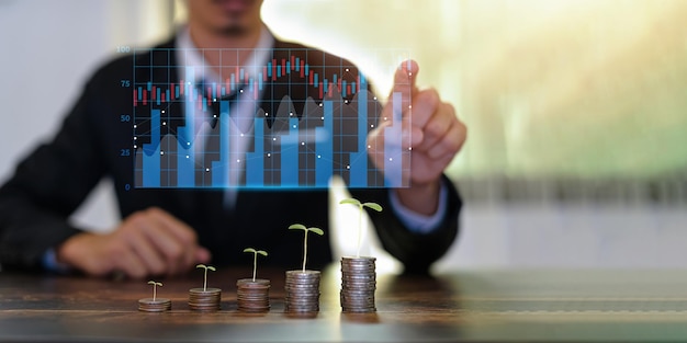 Risparmio di investimenti commerciali risparmiare e realizzare un profitto con interessi crescente pianta di denaro su monete finanza e concetto di investimento trader trader investitore investire metaverse