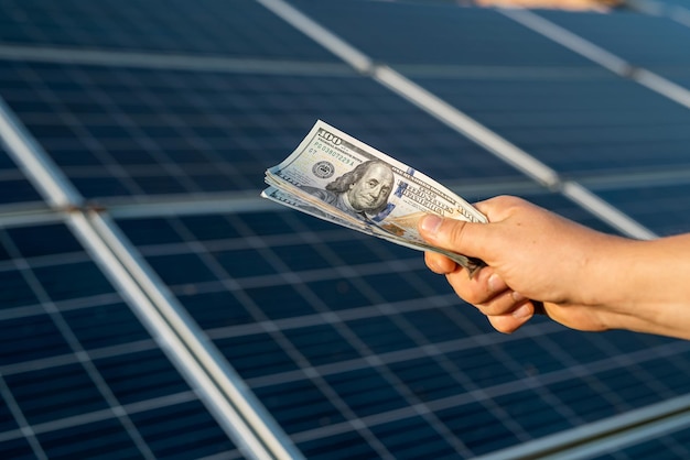 太陽エネルギーとソーラーパネルでお金を節約します。ドルで手