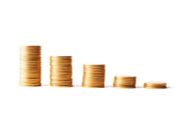 Сбережения увеличиваются столбцы золотых монет, изолированные на белом фоне