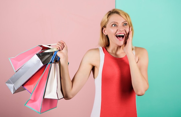 Foto risparmio sugli acquisti donna felice shopper grande vendita donna maniaca dello shopping tenere borse della spesa pacchetti regalo per la preparazione delle vacanze sconto estivo offerta speciale sul black friday negozio closeout