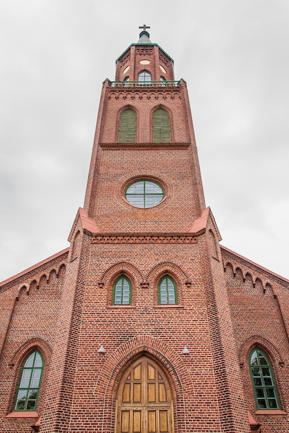 Foto savonlinna cathedral op een bewolkte dag