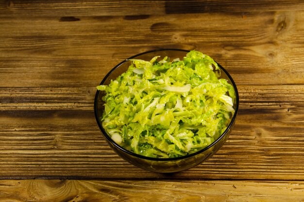 Savooikoolsalade in glazen kom op houten tafel