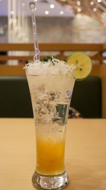 Photo savor the yuzu mocktail a delightful fusion of yuzu japanese citrus fruits and a hint of mint expertly mixed into a perfect nonalcoholic beverage for a refreshing and zesty experience