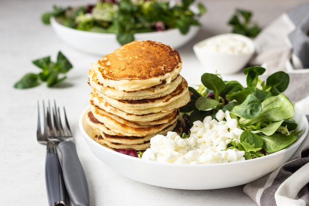 Frittelle di formaggio salato con insalata mista e ricotta