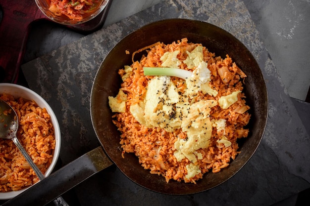 4K 해상도로 맛있는 맛의 혼합물인 김치 프라이드 라이스의 맛 있는 융합 클로즈업