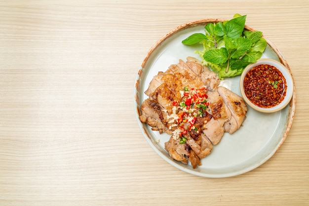 несладкая курица-гриль с перцем чили и чесноком на тарелке
