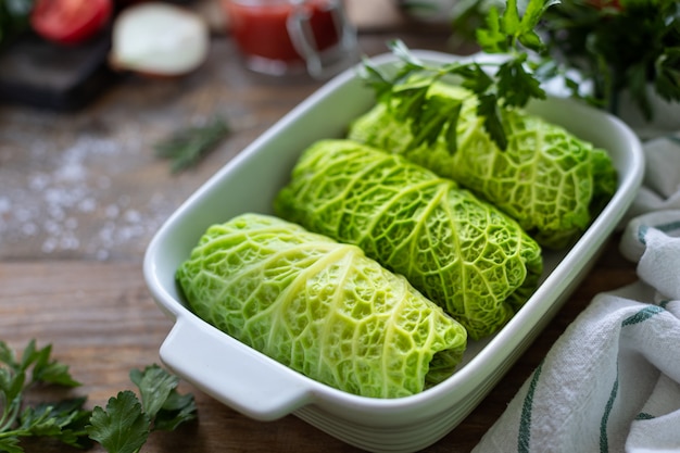 Foto involtini di verza ripieni di carne, riso e verdure su un tavolo rustico