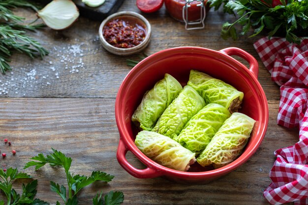 素朴なテーブルで肉、米、野菜を詰めたサボイキャベツロール