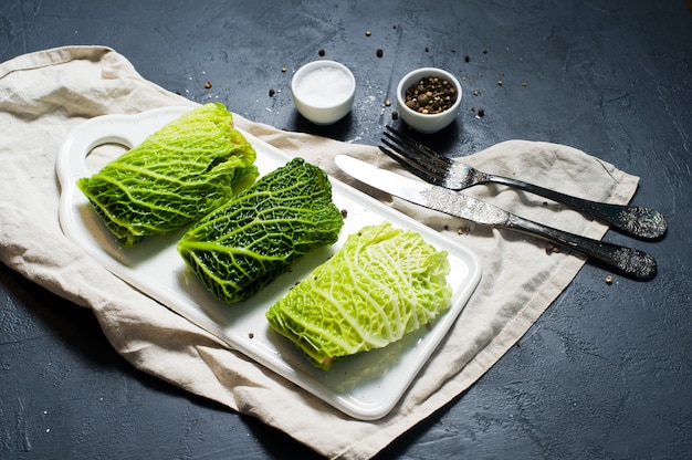 肉と野菜を詰めたサボイキャベツロール。