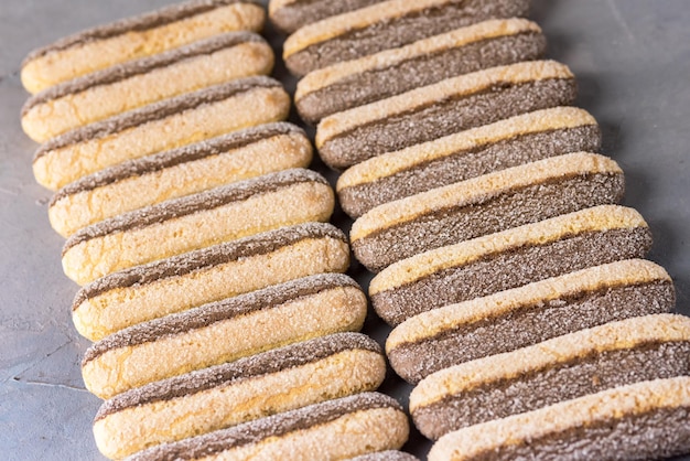 Savoyaardse koekjes voor tiramisu grijze achtergrond boven horizontaal