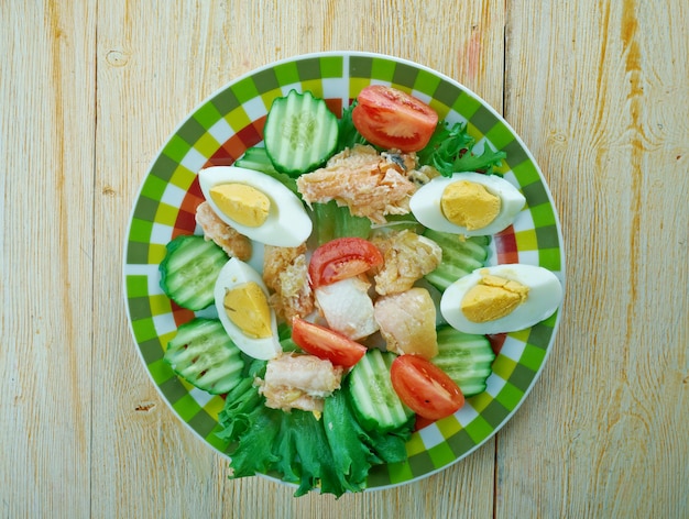 Savukalasalaatti Finse salade met gerookte zalm en kruidensaus