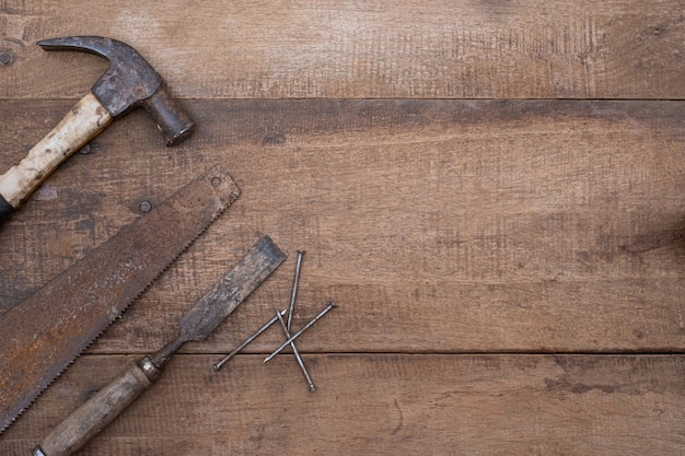 복사 공간이 나무 거친 작업대에 오래 된 목공 handtools의 망치와 끌 수집을 보았다