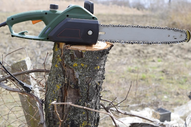 sawn electric sawing tree