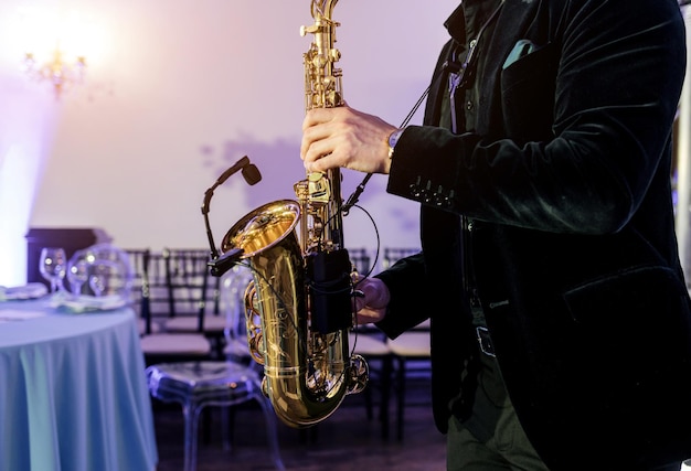 Saxofonist muzikant in fest