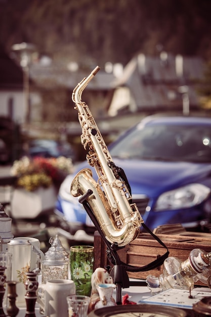 Saxofoon op een vlooienmarkt