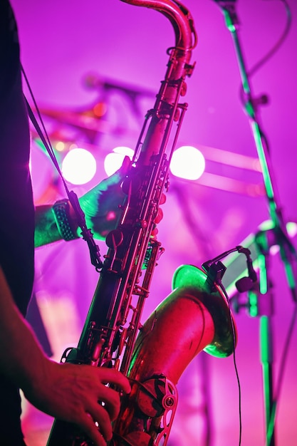 Saxofoon spelen in een concert