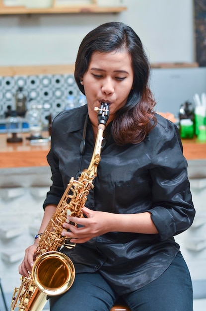 Photo saxophone girl coffeeshop