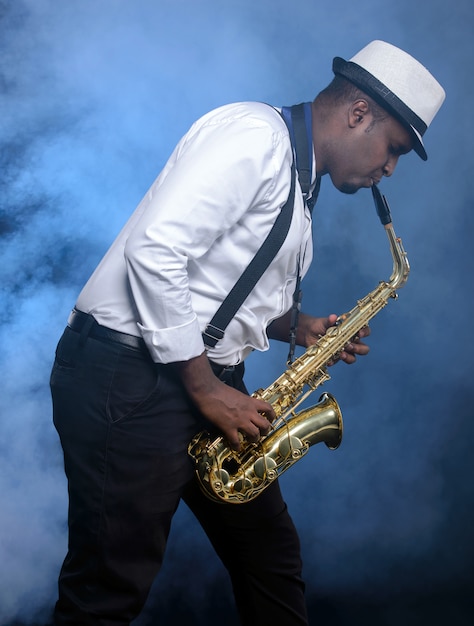 Photo saxophonist black men in white shirt