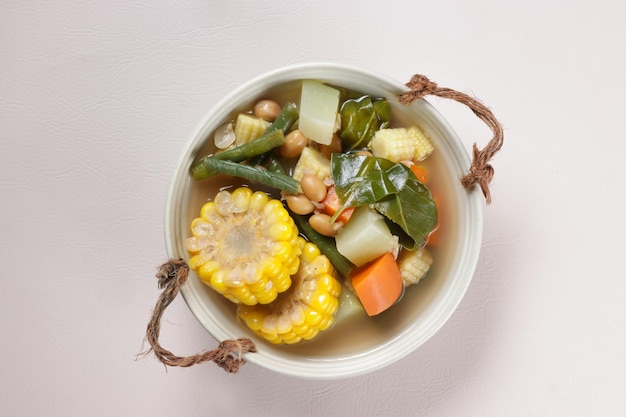 Sayur Asem 또는 Sayur Asam은 타마린드 수프에 담긴 인도네시아 야채입니다.