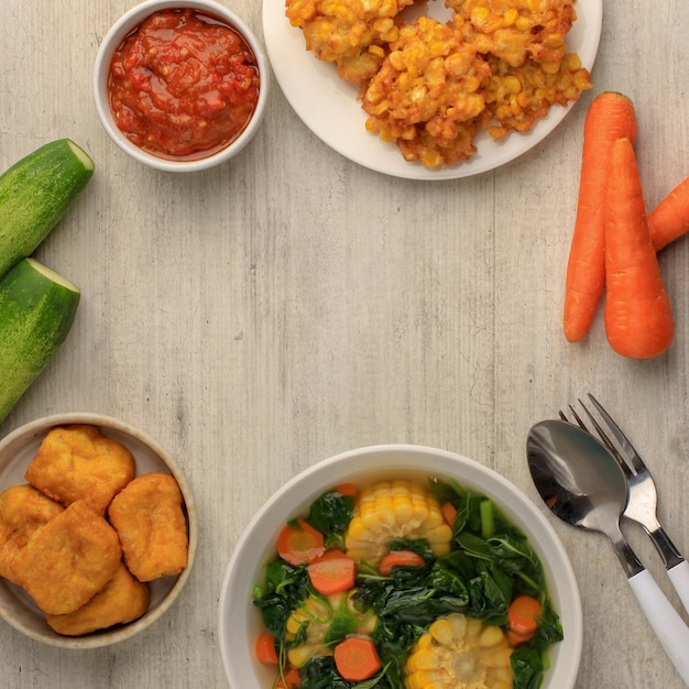 Sayur Bening Bayam is een dagelijks menu in de Indonesische familie, gemaakt van spinazie, wortel en maïs. Gekruid met knoflook en zout. Geserveerd met verschillende bijgerechten zoals tofu of gebakken gezouten vis en sambal.