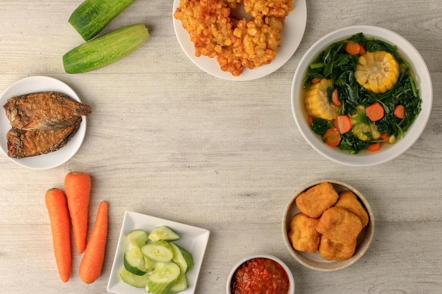 Sayur Bening Bayam is een dagelijks menu in de Indonesische familie, gemaakt van spinazie, wortel en maïs. Gekruid met knoflook en zout. Geserveerd met verschillende bijgerechten zoals tofu of gebakken gezouten vis en sambal.