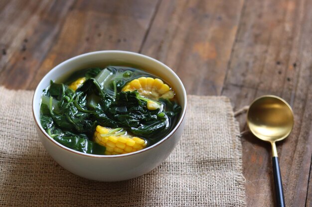 Photo sayur bening bayam spinach clear vegetable indonesian food of spinach spinach soup with corn