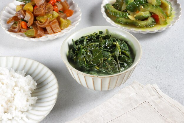 Sayur Bobor는 코코넛 밀크에 카사바 잎을 넣은 중앙 자바의 전형적인 요리입니다.