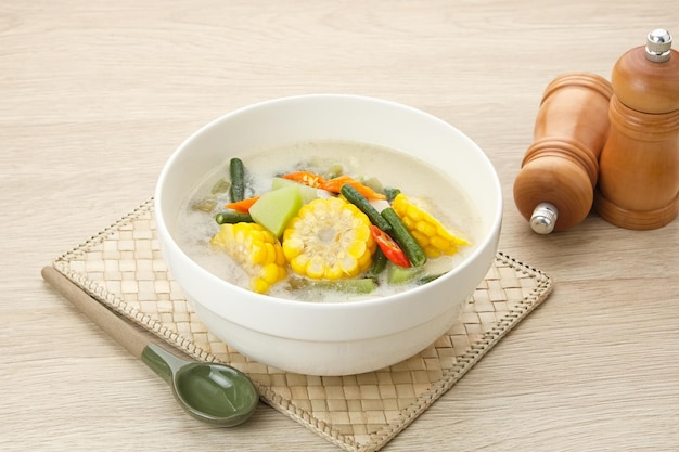 Sayur Lodeh インドネシアの伝統的な食べ物 トウモロコシ ハヤトウリ 長豆 ナス キャベツ から作られます。