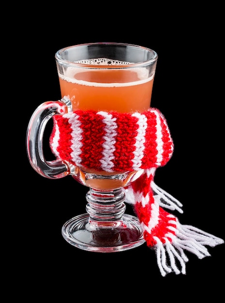 Sbiten Verwarmende drank met bessen In het glas met de sjaal Russische traditionele keuken op donkere achtergrond