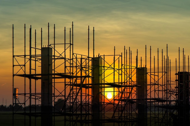 Fascetta per tubi per ponteggi e parti da cantiere con impalcatura e resistenza dell'edificio ai morsetti per impalcature utilizzati in cantiere con sfondo tramonto impalcature per fabbrica di costruzioni