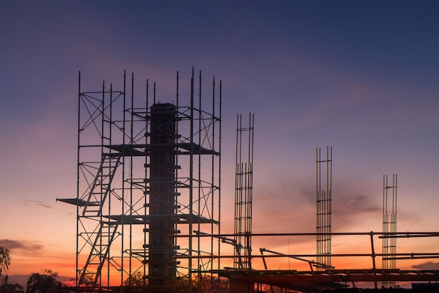 Fascetta per tubi per ponteggi e parti da cantiere con impalcatura e resistenza dell'edificio ai morsetti per impalcature utilizzati in cantiere con sfondo tramonto impalcature per fabbrica di costruzioni